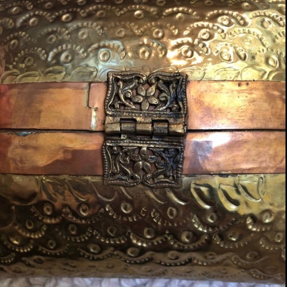 Exquisite Vintage Copper and Brass Pillow Minaudière purse. - Picture 9 of 11